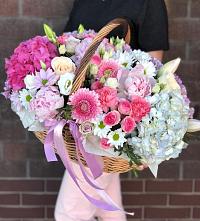 Композиция солнечный день в Чулки-Соколово Цветочная композиция из Розы, Хризантемы, Пионы и Лизиантусы в корзине в Чулки-Соколово