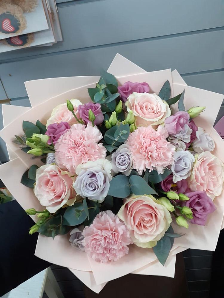 Букет цветов из: Розы, Гвоздики и Лизиантусы в Чулки-Соколово